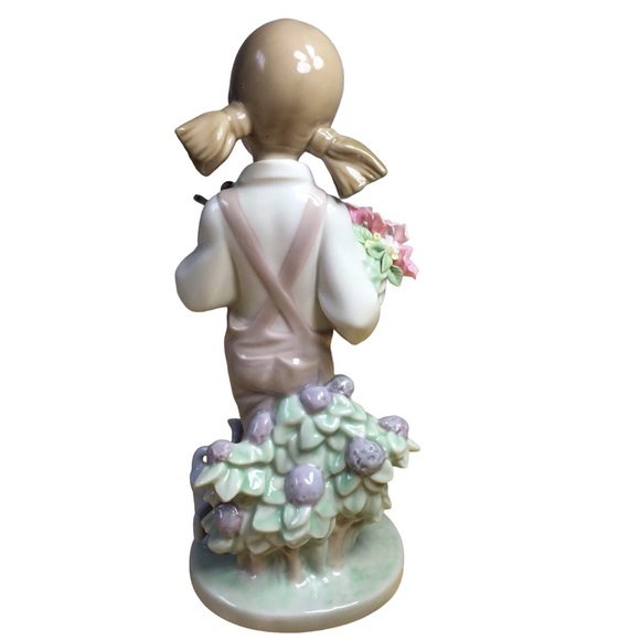 Lladro Figurine "SPRING GIRL" with FLOWERS BIRD & WATERING CAN #5217 Retired - Picture 5 of 15
